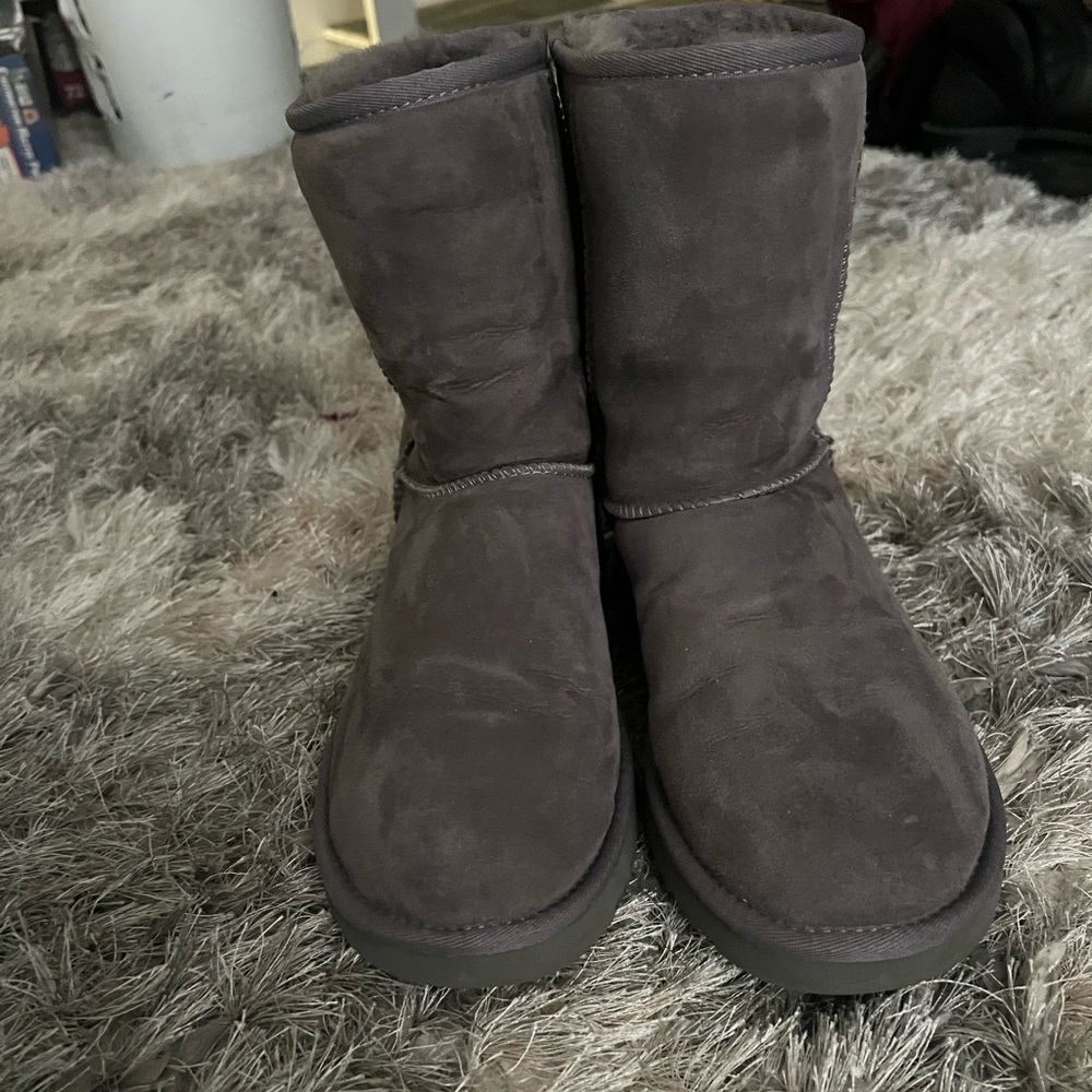 UGGS - Picture 4 of 8